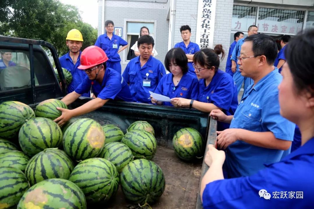 連石化工工會(huì)開(kāi)展“夏送清涼”活動(dòng)