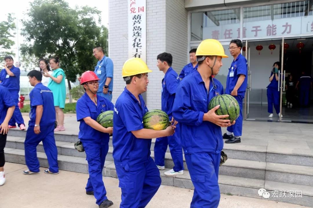 連石化工工會(huì)開(kāi)展“夏送清涼”活動(dòng)